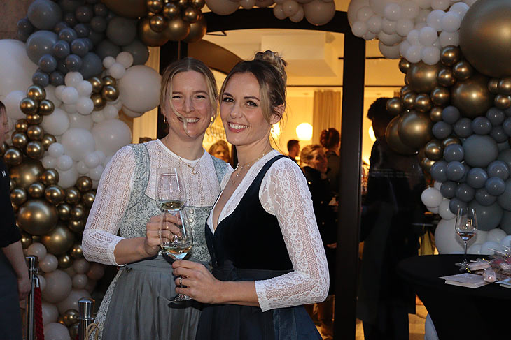 Constanze Schnitzler und Veronika Stork-Jacklbauer bei der Eröffnung des CocoVero Store in der Schäfflerstraße in München am 11. März 2022 (©Foto: Martin Schmitz)